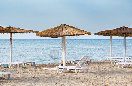 区域预留沙滩躺椅和雨伞图片