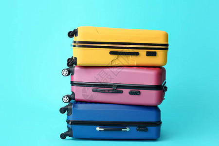 彩色背景上的打包行李箱旅游理念图片