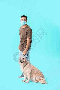 戴保护面罩和带可爱狗穿彩色背图片