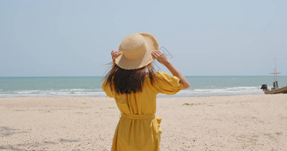 女人旅行和看海图片