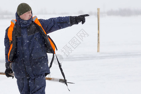 在冰冻湖冰上工作的工人手里拿着混凝高清图片