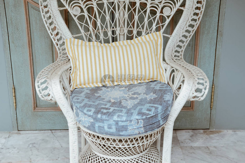 露台阳上的白色藤椅家居室内装饰的生活设计图片