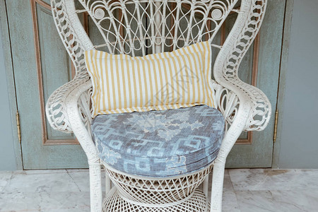 露台阳上的白色藤椅家居室内装饰的生活设计图片
