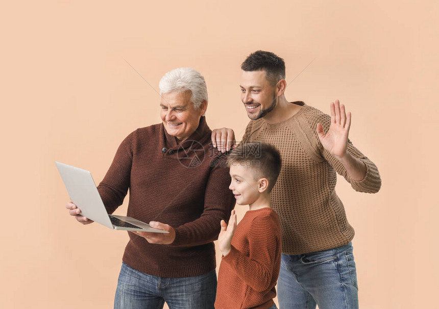男人与父亲和儿子用笔记本电图片