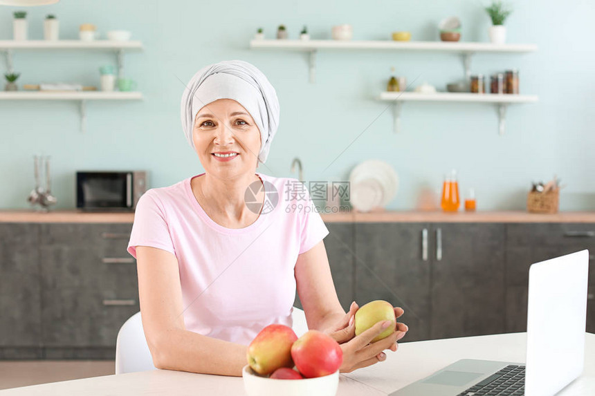 在家厨房化疗后的成熟女人图片