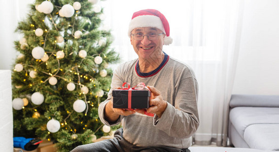 博客与人的概念快乐笑的老人在圣诞节在家拍摄视频信息或拍照inf图片