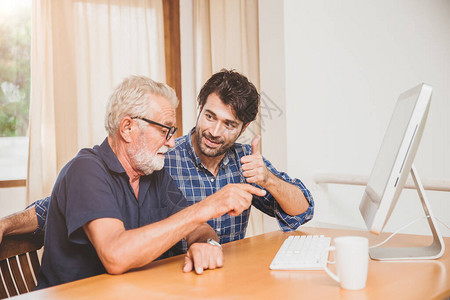 年轻人或儿子教他的祖父年迈的父亲在家图片