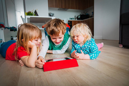 家庭触摸板现代技术儿童与女童图片