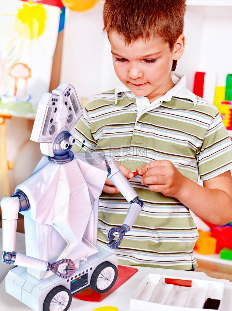 儿童建造机器人玩具孩子在编程课上从事机器人学男孩在学校用人工智能编程自己的图片