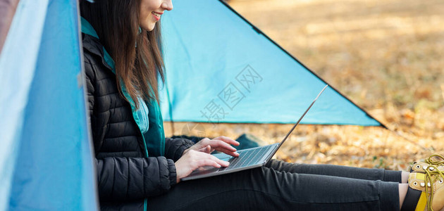 在森林使用笔记本电脑坐在帐篷全景自由空间等帐篷中图片