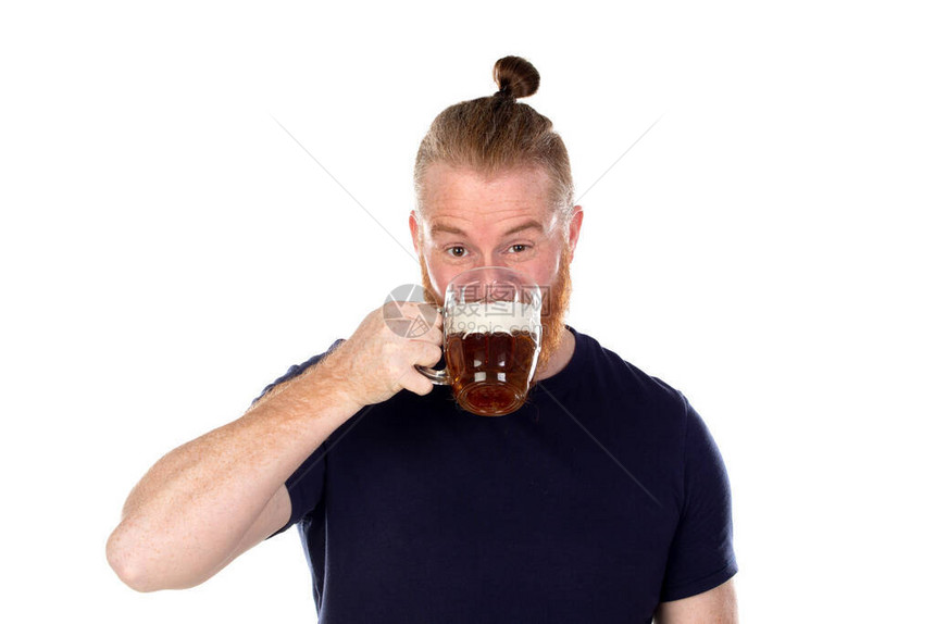 红头发长胡子的红发男子喝着白图片