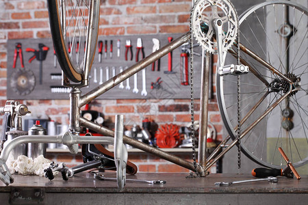 车库工作台修车间的老式自行车用图片