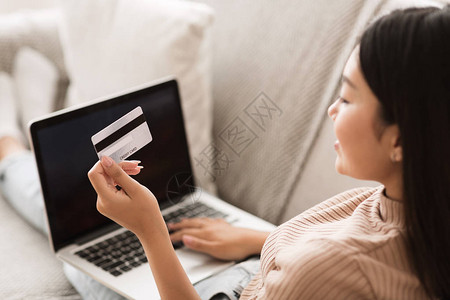 在线购买用信卡在笔记本电脑上购物的少图片