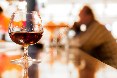 一个人坐在吧台前喝酒的剪影图片