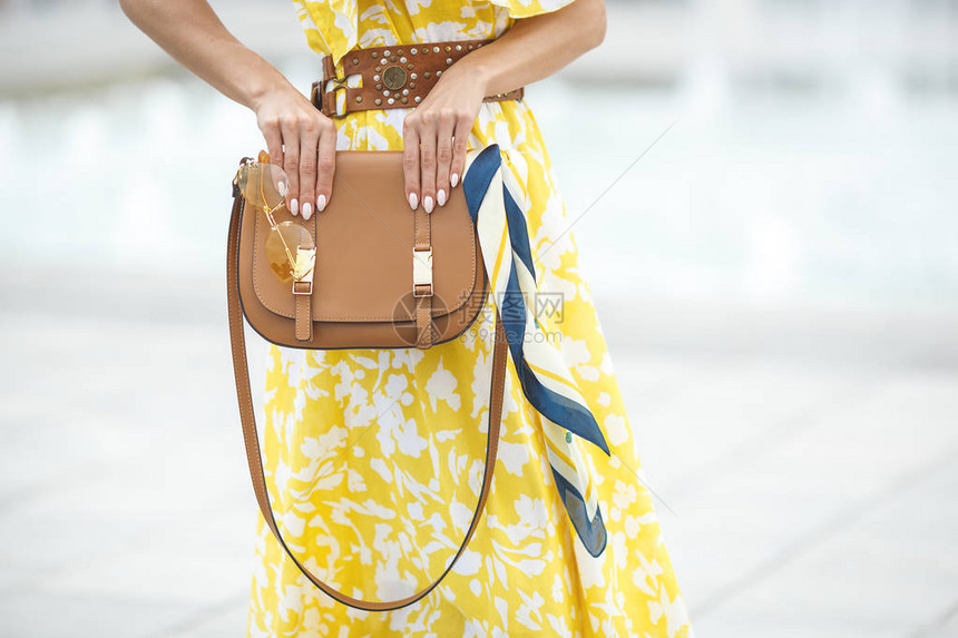 暑期饰品女饰品穿黄色裙子的女士手袋图片