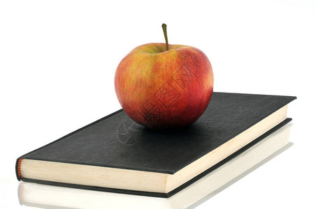白色背景上带有苹果特写的书背景图片