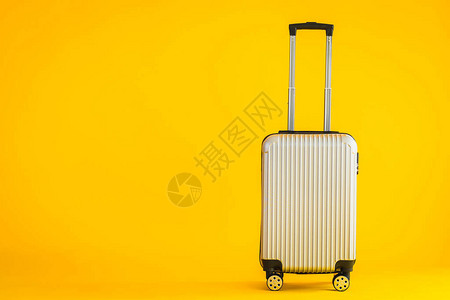 黄色孤立背景的灰色行李或行李袋用于运输旅行和休闲活动含图片