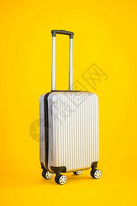 黄色孤立背景的灰色行李或行李袋用于运输旅行和休闲活动含图片