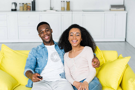 欢乐的非洲夫妇们在家共度时光图片