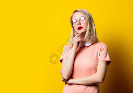穿粉红裙子的金发女孩和戴黄色底图片
