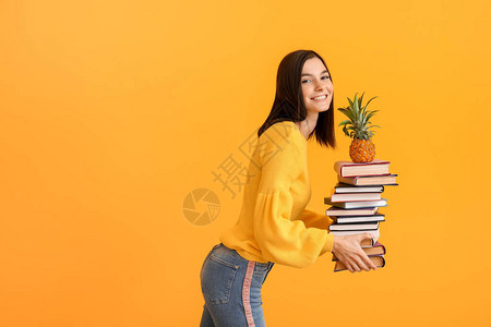 有书和菠萝的美丽的年轻美女图片