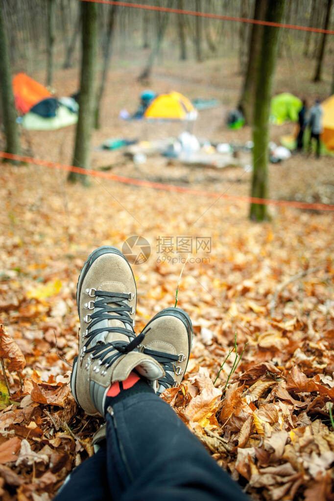 秋季公园的女鞋图片