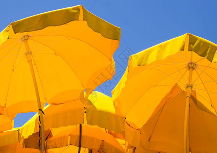 黄色雨伞蓝色天图片