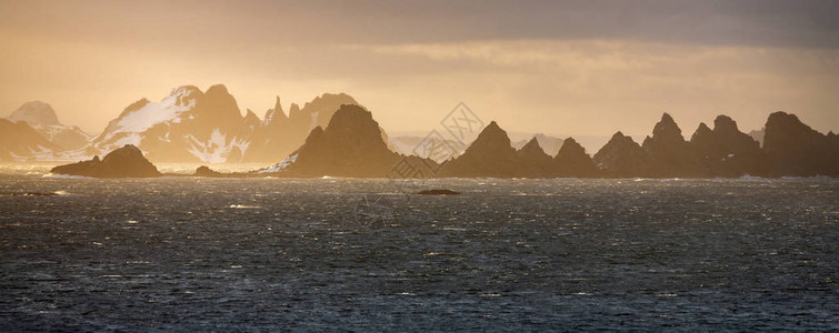 南极半岛沿岸的南设得兰群岛多风而偏远的景观图片