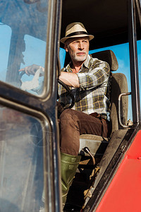 驾驶拖拉机的草帽驾驶拖拉机严重自营职业者图片