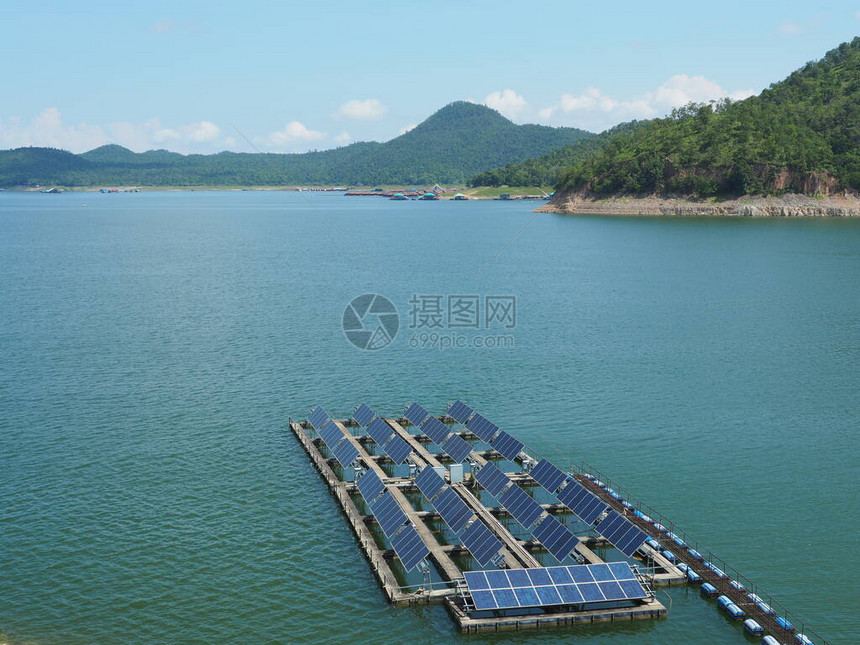 漂浮在湖面上的太阳能电池板有山背景这种技术称为FPV或浮动光伏以清洁技术概念发电图片