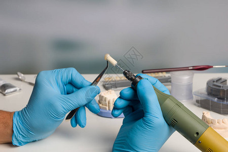 牙印使用电气t处理假牙部件的详背景
