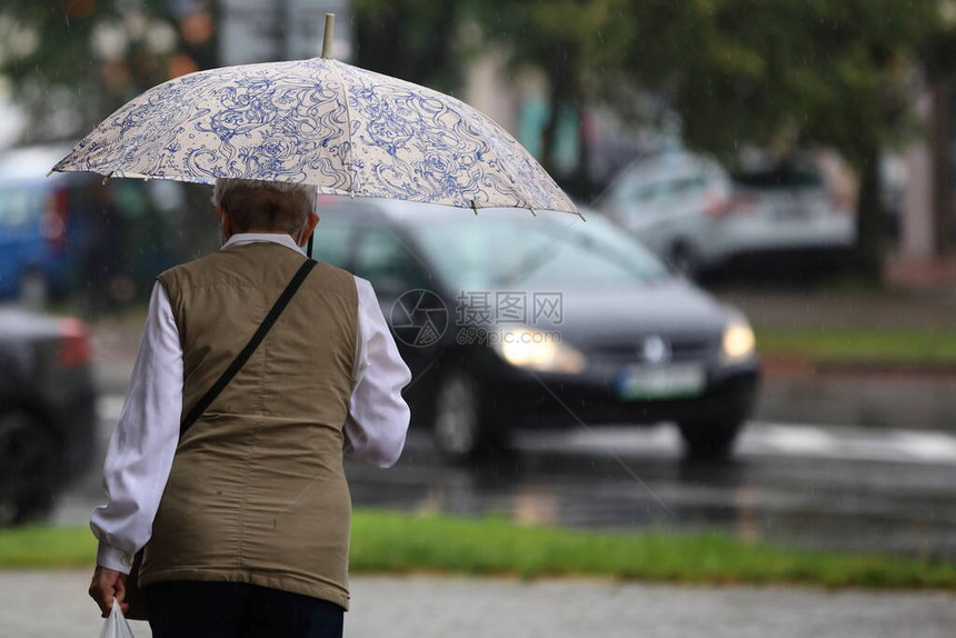 雨中街上撑着伞的女人图片