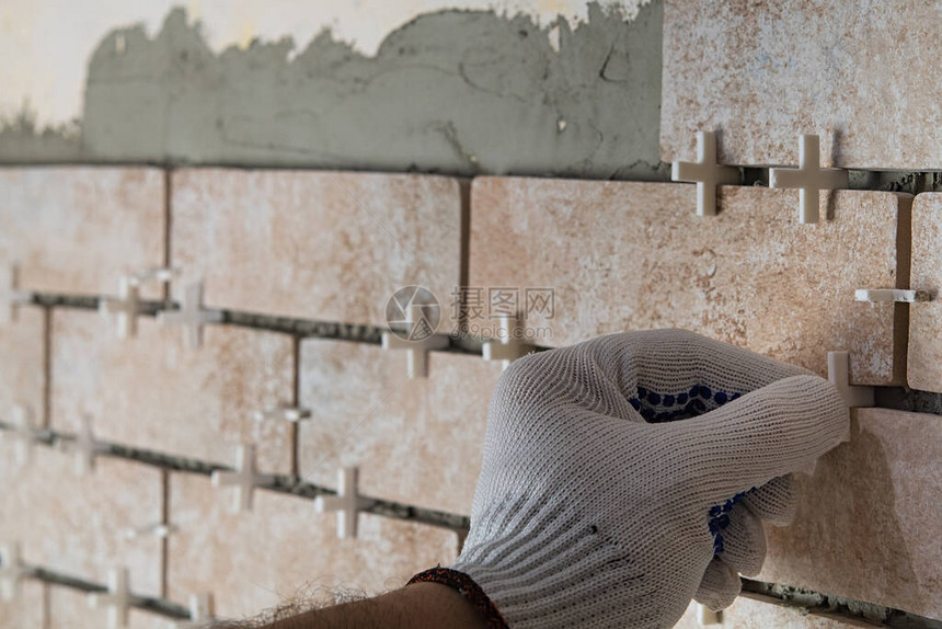 瓷砖躺着在家庭装修期间在后挡板上安装新的地铁瓷砖用手放置或图片