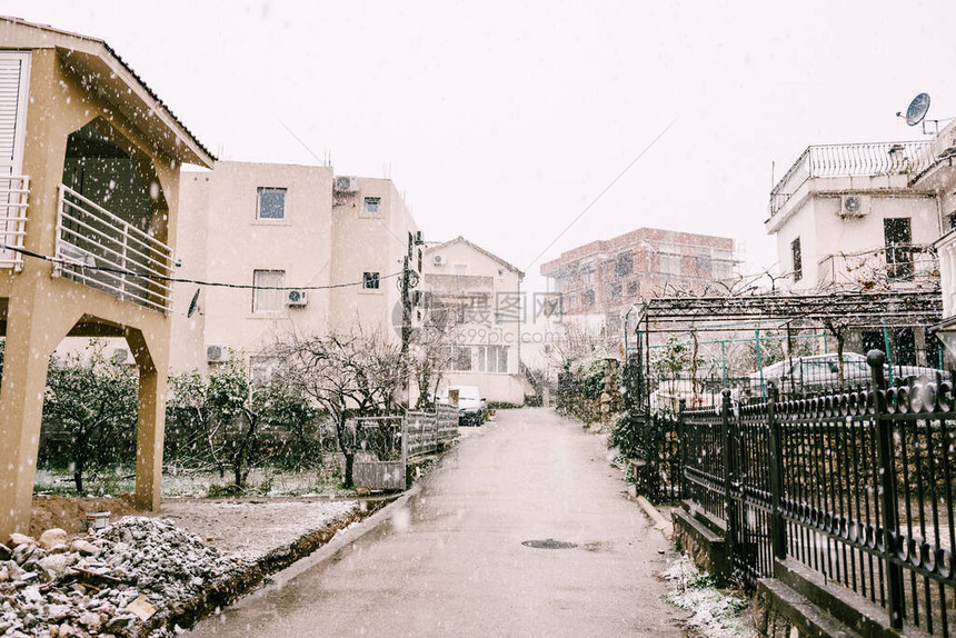 黑山布德瓦的白雪覆盖街道图片