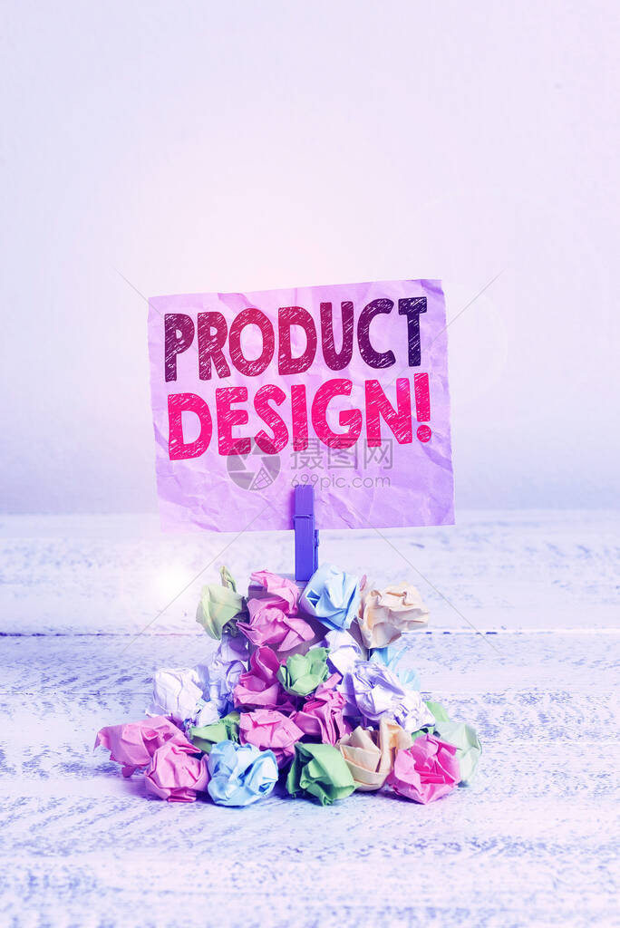 显示产品设计的书写笔记为客户创造或改进产品的过程的商业概念需要提醒堆彩色皱图片