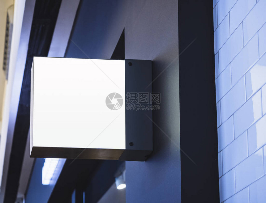 广场形状的灯光盒现代大楼外图片
