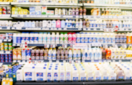 超市冰箱架子上一排新鲜牛奶图片