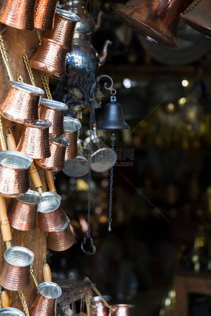 伊斯坦布尔大集市场摊位上的传统铜制咖啡罐GrandB图片