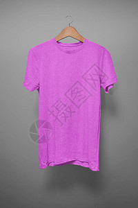 灰色背景下挂在衣架上的紫色T恤图片