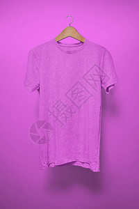 紫色背景下挂在衣架上的紫色T恤图片
