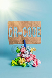 显示Qr代码的书写笔记一种矩阵条码商标的商业概念机读代码提醒堆彩色皱图片