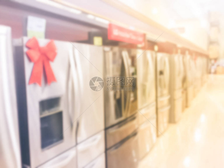 复古色调模糊了零售店一排的家电设备带制冰机的法式对开门冰箱的全新选择美国德克萨斯州欧文的一图片