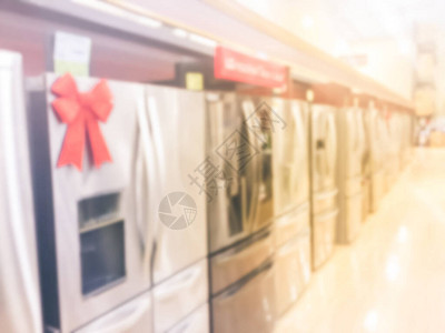 复古色调模糊了零售店一排的家电设备带制冰机的法式对开门冰箱的全新选择美国德克萨斯州欧文的一背景图片