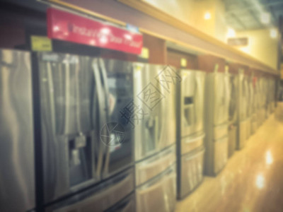 与家电设备行的模糊的零售店带制冰机的全新法式对开门冰箱的广泛选择美国德克萨斯州欧文的一背景图片
