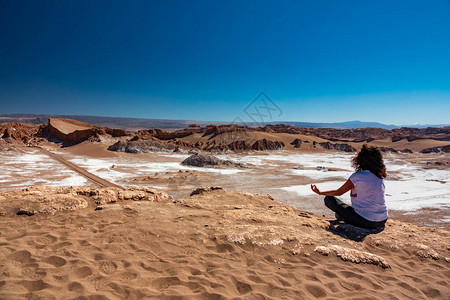 阿塔卡玛在月亮山谷沙漠做瑜伽对抗清蓝天图片