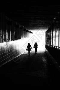 两名年轻女身处城市隧道图片