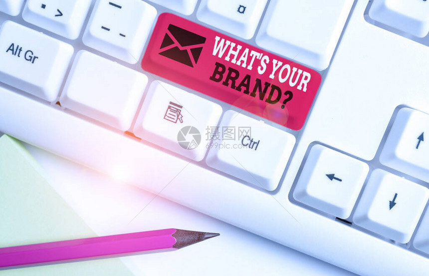 手写文本你的品牌问题是什么概念照片询问产品徽标的作用或您传达的内容白色pc键盘与白色背景键复制空间上方图片