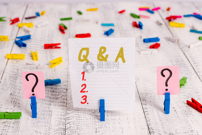显示Q和A的文本符号商业照片展示定义为被问和回答的问题和答案在木桌上放着纸夹图片