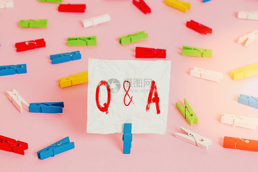 说明Q和A商业概念定义为被问题并回答的问题彩色衣物纸空白提醒粉红色地板办公室插图片