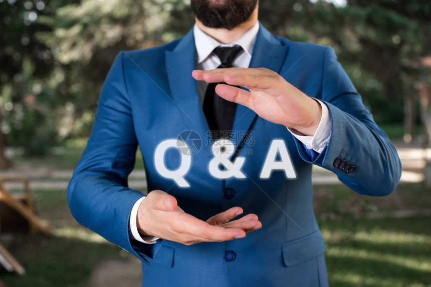 手写文字Q和A概念照片被定义为被问和回答的人张开双手站在套房里与复制空图片